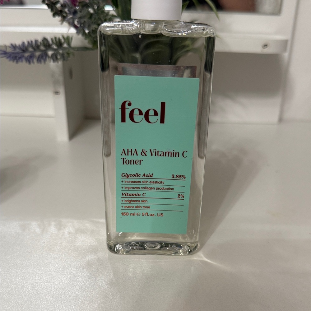 AHA & Vitamin C Toner - Mint and White